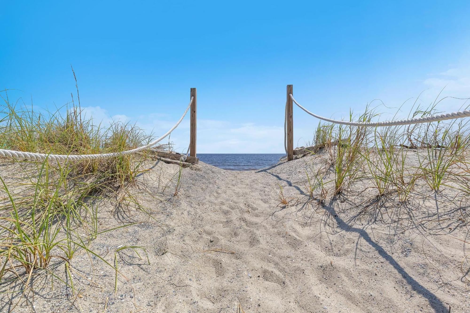 Surf Watch By Oak Island Accommodations Exterior photo